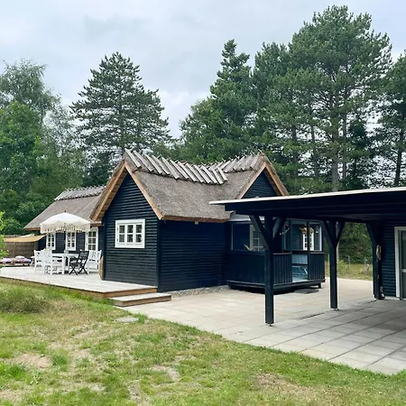 Thatched House With Natural Garden By Sejero Bay Højby